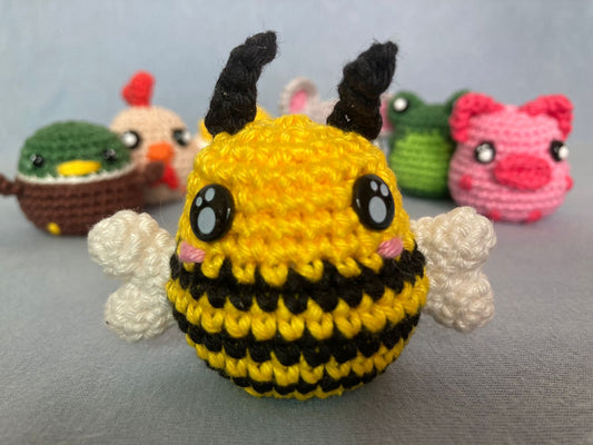 Amigurumi Abelha Aventurina de Crochê - Feito à Mão com Carinho